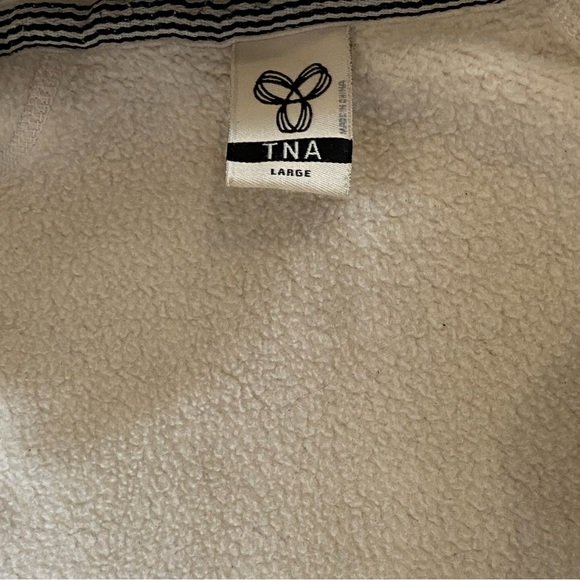 I’m selling this TNA jacket in the colour greige, size large - Picture 3 of 3